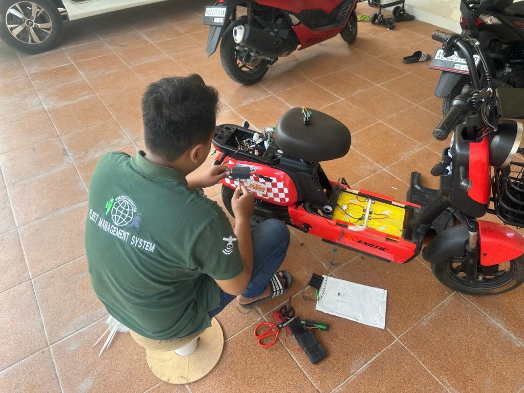 Pemasangan GPS tracker KIDO Connect
